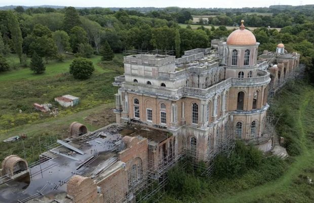 У Британії стоїть покинутий маєток, який більший за Букінгемський палац: що з ним сталося