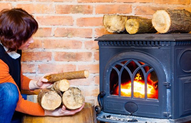 Чем запрещено топить печь: 5 ошибок, из-за которых случаются пожары