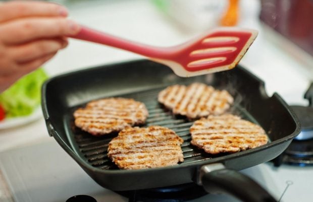 Як розморозити м'ясо за лічені хвилини: ось куди його покласти (відео)