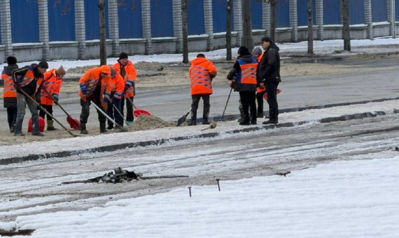 Через удар РФ по Дніпру на дороги вилилося 300 тонн олії: де перекрито рух