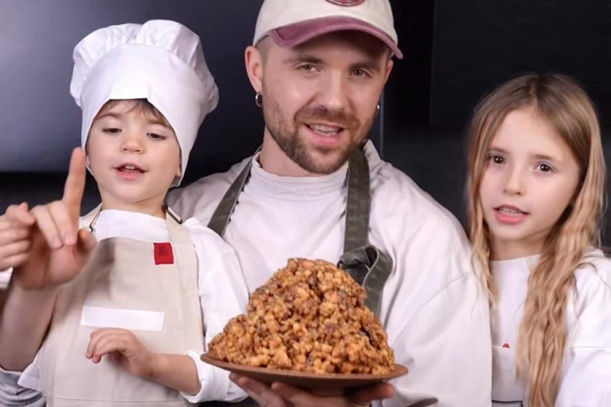 Муж Дорофеевой показал рецепт 'Муравейника', который напомнит вкус детства (видео) Муж Дорофеевой показал рецепт 'Муравейника', который напомнит вкус детства (видео)