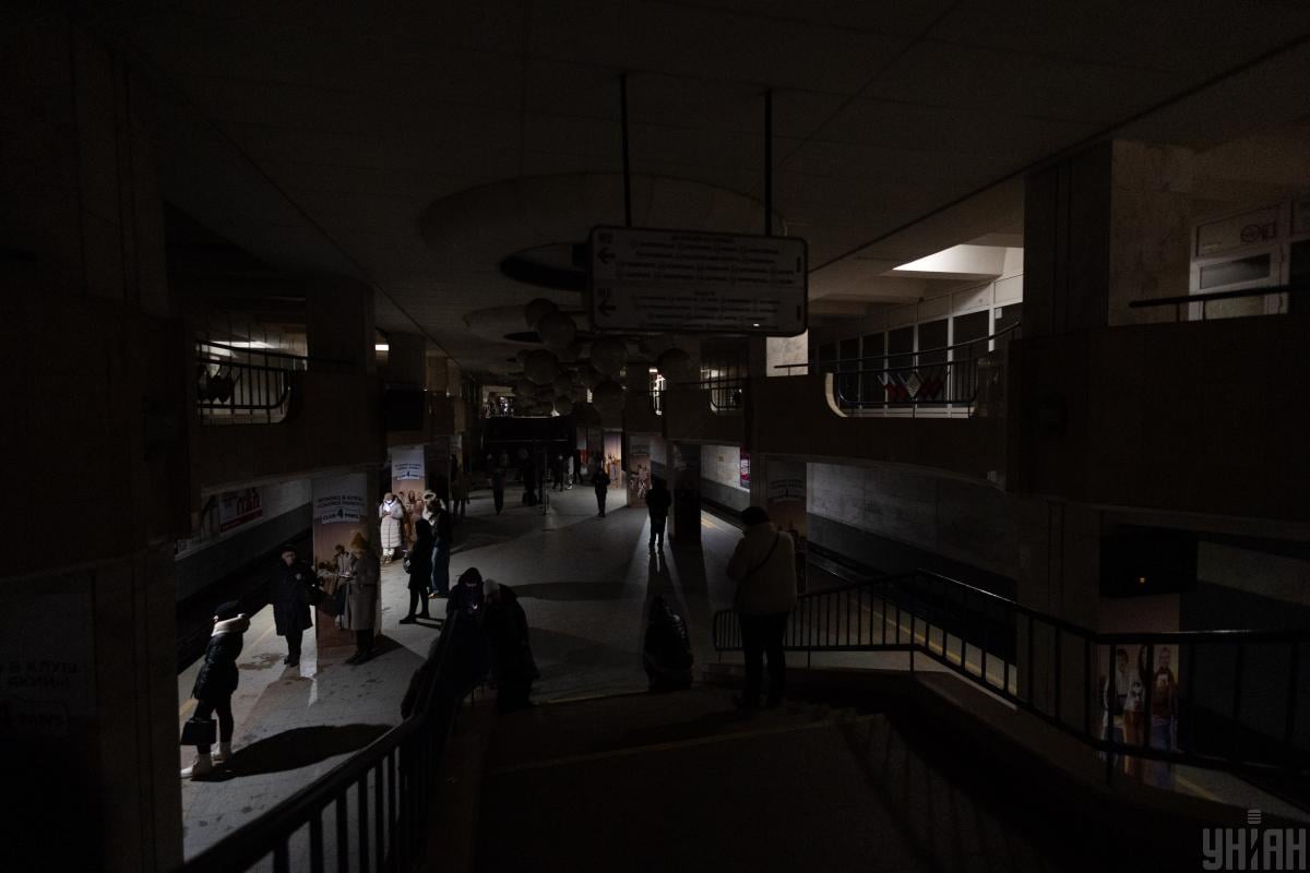 'Нормальне життя зникло': як українці виживають щодня без світла і тепла в морози 'Нормальне життя зникло': як українці виживають щодня без світла і тепла в морози