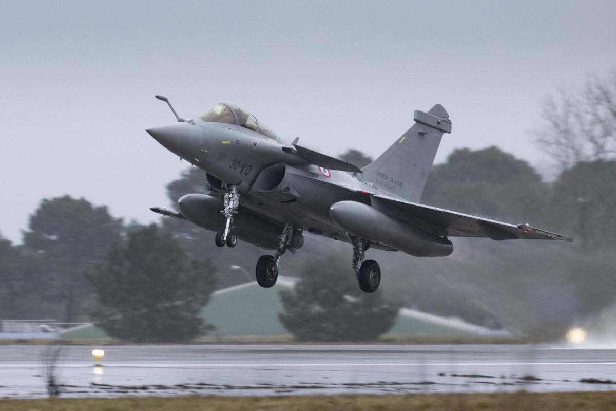 Во Франции отработали масштабное перемещение истребителей Rafale на случай атаки Во Франции отработали масштабное перемещение истребителей Rafale на случай атаки