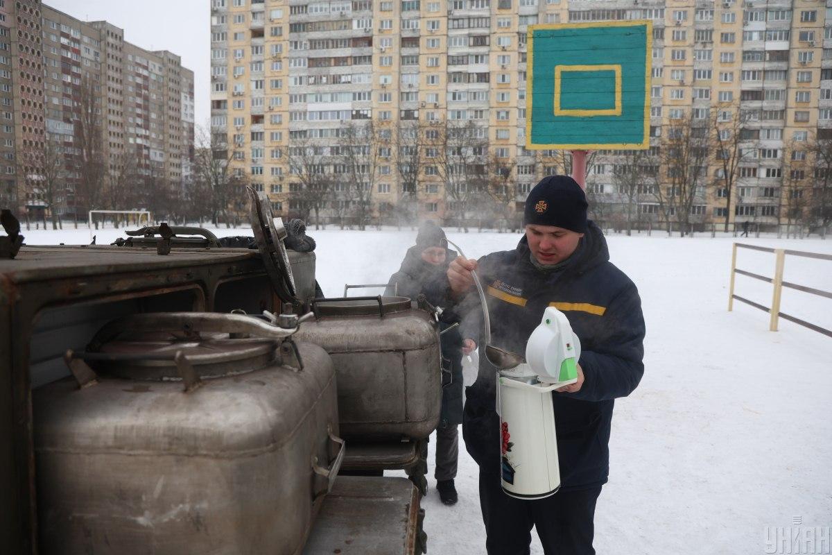 Пенсіонери – погрітися, підлітки – зарядитися: як живуть пункти незламності на Лівобережжі Києва