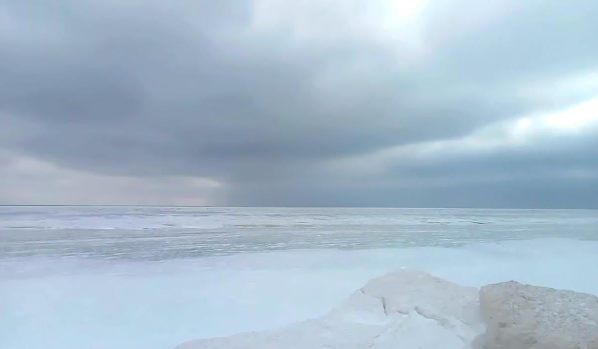 В Кирилловке море замерзло более чем на 200 метров от берега (видео)