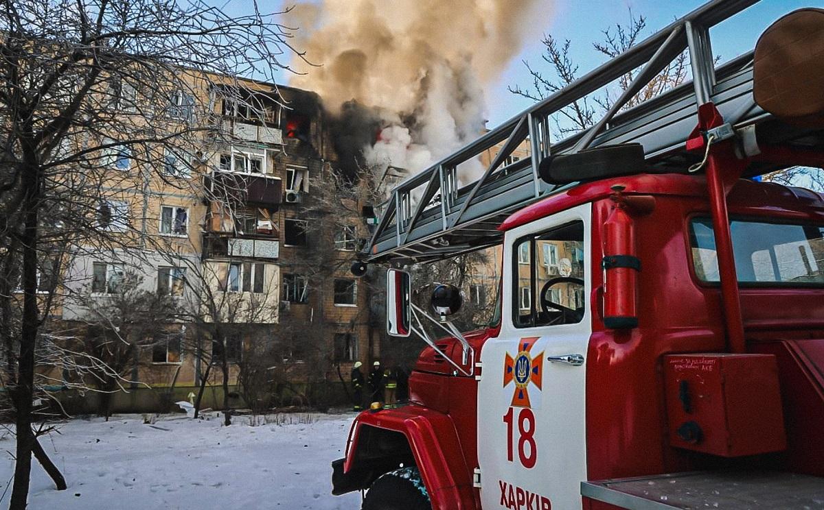 Російський дрон поцілив по будинку в Харкові: вигоріли три поверхи, є постраждалі (фото)