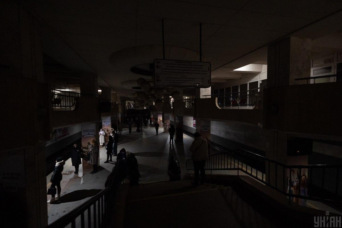 Сильні морози та постійна темрява: в AP розповіли про життя киян під російськими ударами Сильні морози та постійна темрява: в AP розповіли про життя киян під російськими ударами