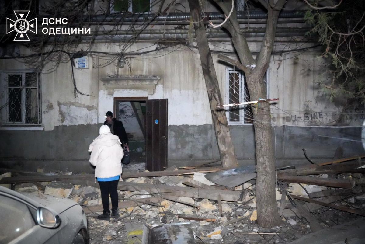 РФ вдарила по Одесі дронами: виникла масштабна пожежа, пошкоджені десятки будинків