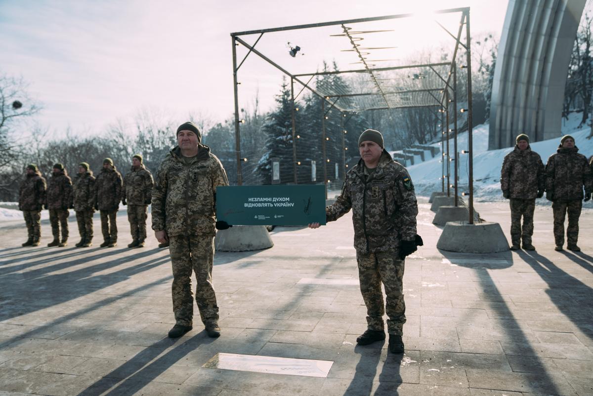 В центре Киева установлена символическая антидроновая сетка - символ 'дороги жизни' на фронте