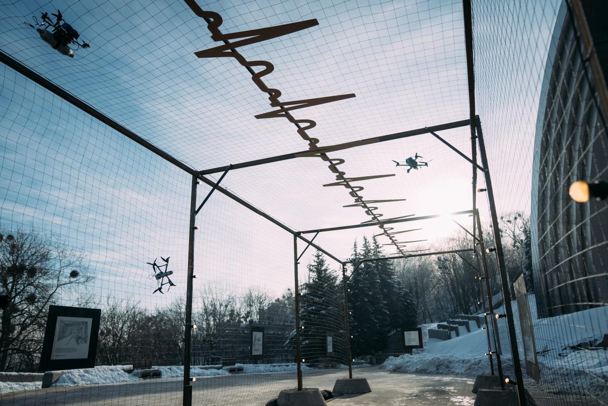 В центре Киева установлена символическая антидроновая сетка - символ 'дороги жизни' на фронте