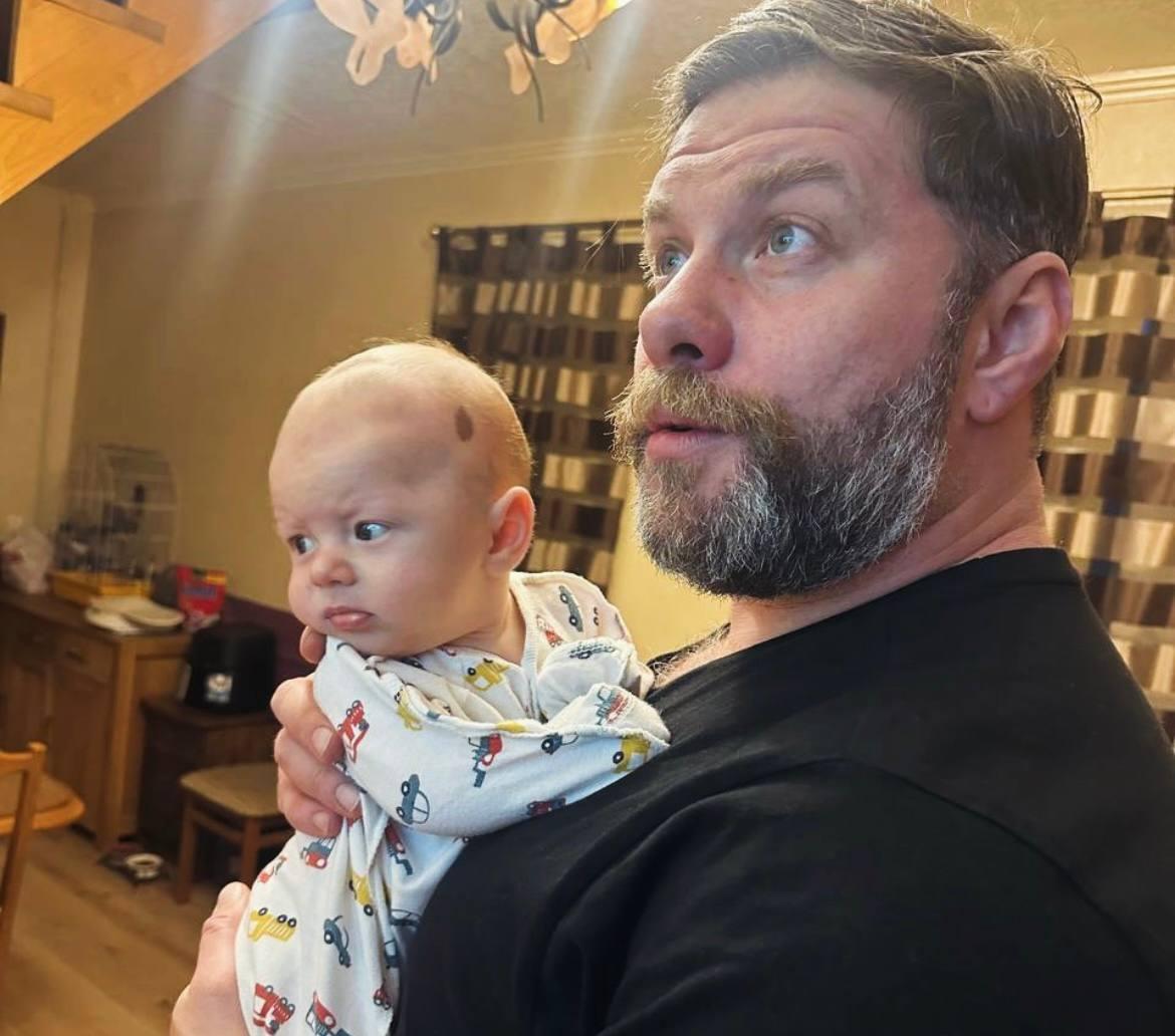 Відомий актор-воїн показав нове фото з 4-місячним сином