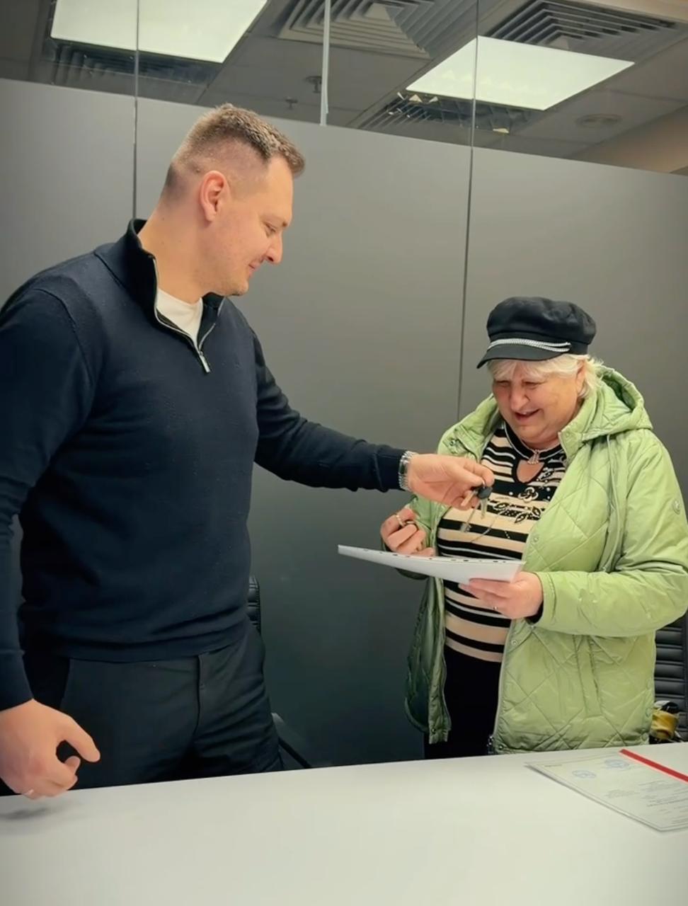 'Труха Україна' подарувала квартиру бабусі та онуку з Бахмутчини 'Труха Україна' подарувала квартиру бабусі та онуку з Бахмутчини