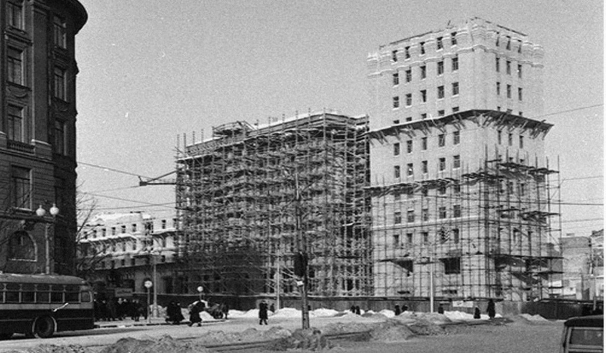 будинок зі шпилем