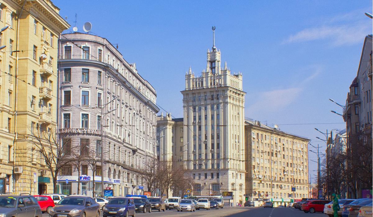 будинок зі шпилем