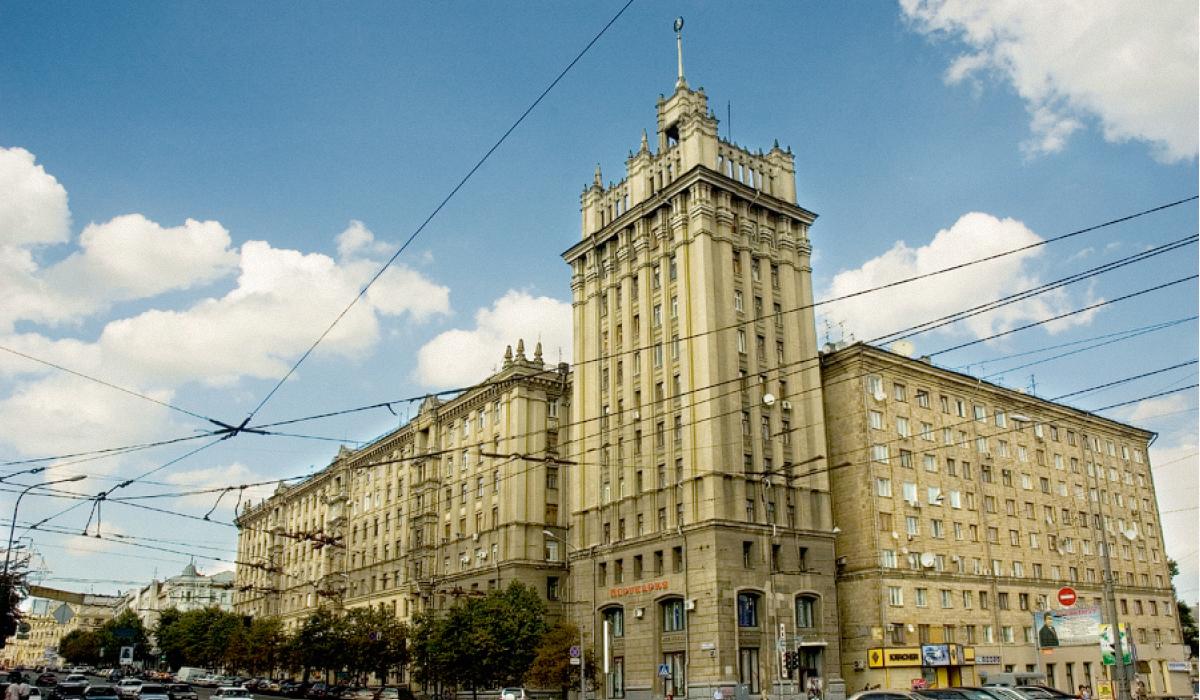 будинок зі шпилем