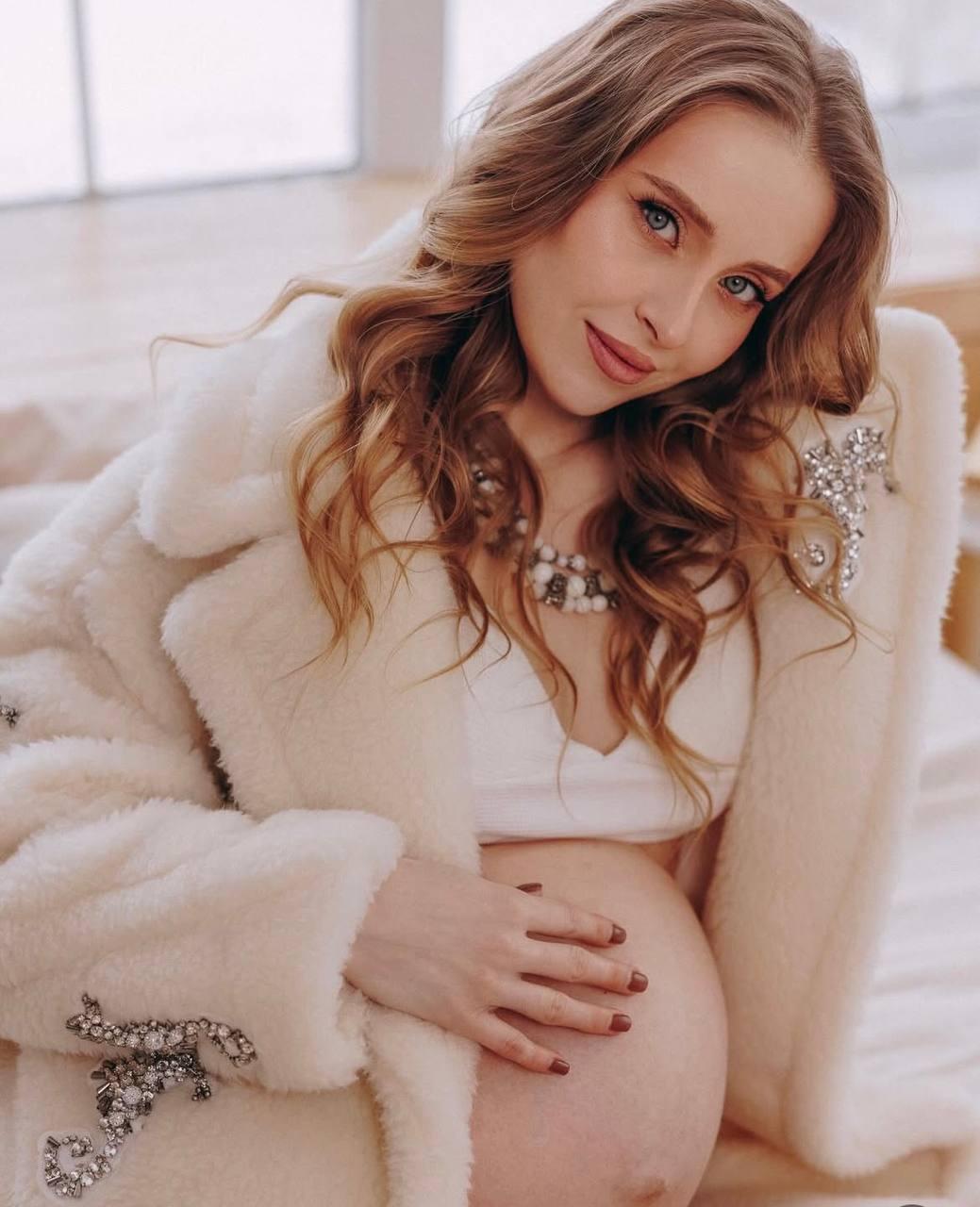 Зірка 'Кріпосної ' Сагайдачна показала нові фото з округлим животиком