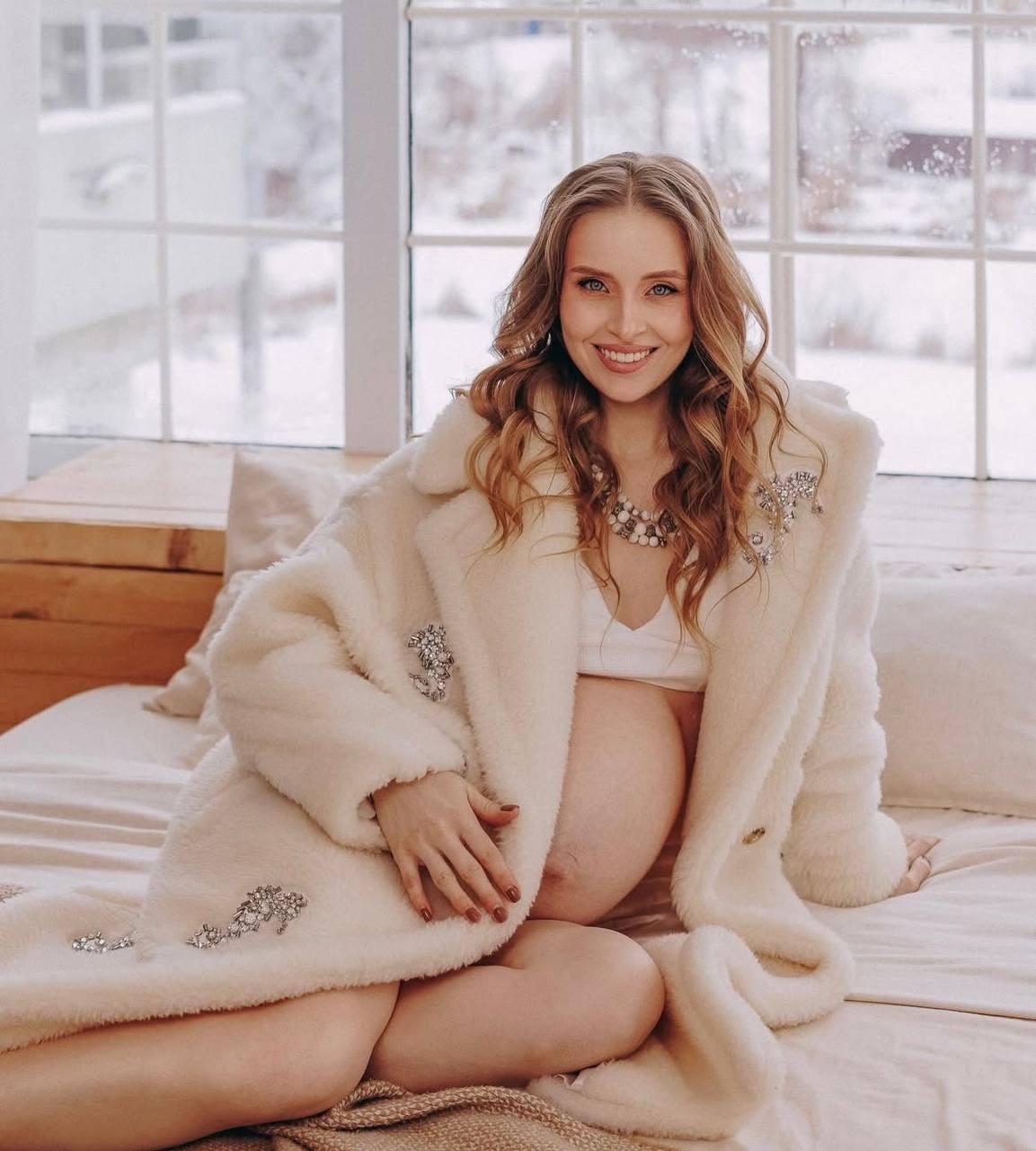 Зірка 'Кріпосної ' Сагайдачна показала нові фото з округлим животиком