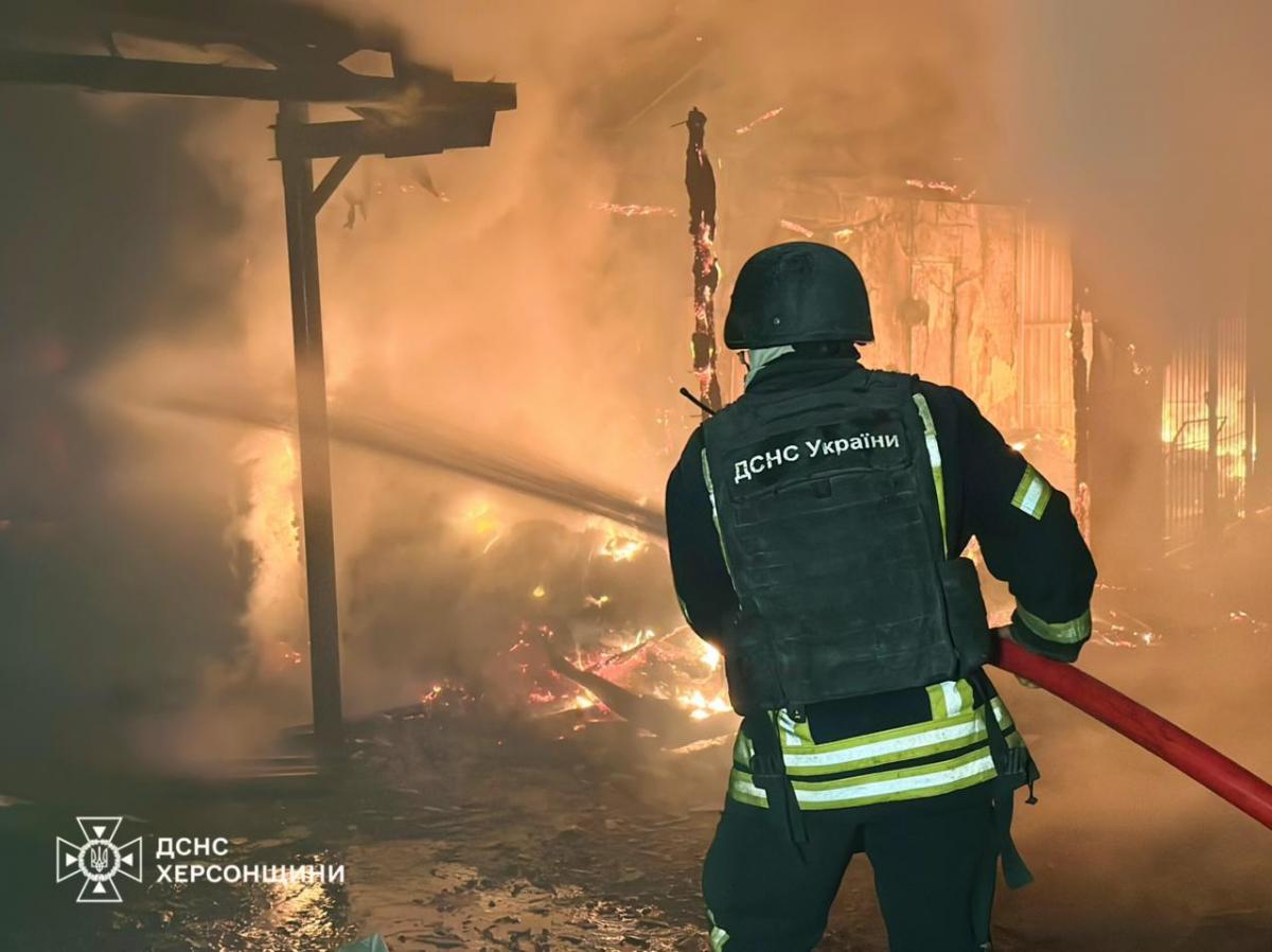 РФ массированно обстреляла Херсон: в городе возникли масштабные пожары, есть много раненых