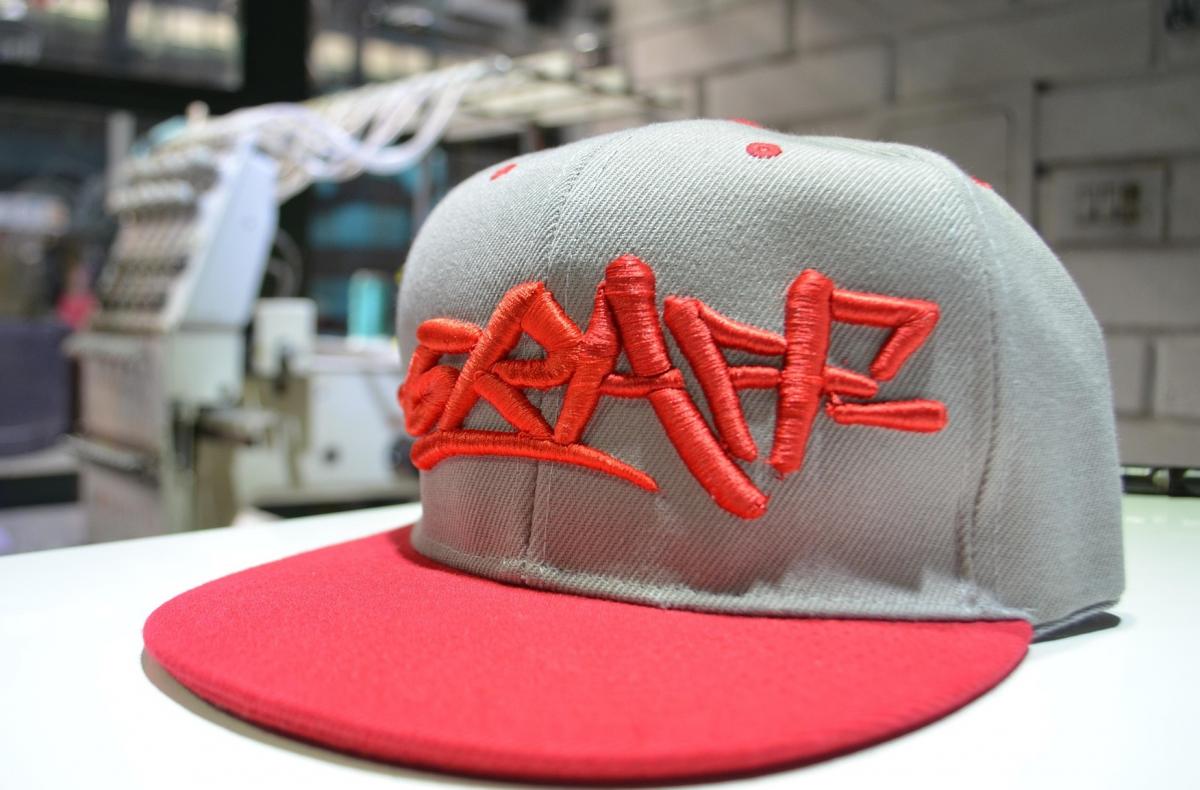 Машинка чи ручне прання? Як не зіпсувати улюблену кепку під час прання