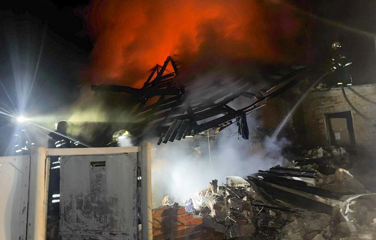 Удар по будинку в Богодухові: з-під завалів дістали тіла 3 дітей і чоловіка, вагітна жінка поранена (фото)