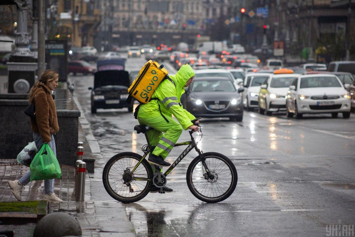 Glovo массово списывает с клиентов незапланированные чаевые от тысячи гривен, – пользователи Threads