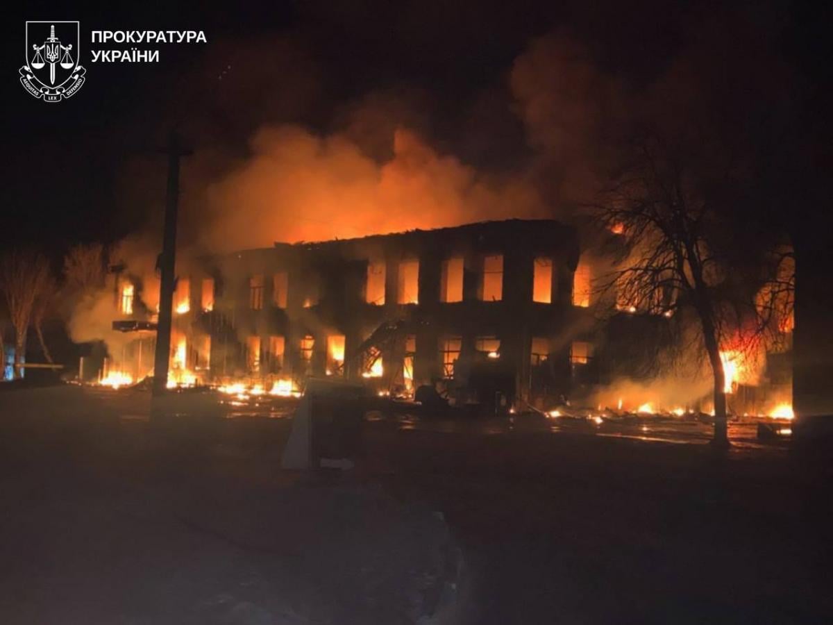 Росіяни вдарили по магазину на Харківщині, багато постраждалих