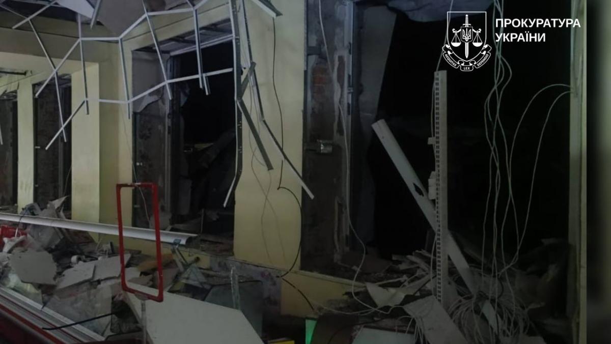 Росіяни вдарили по магазину на Харківщині, багато постраждалих
