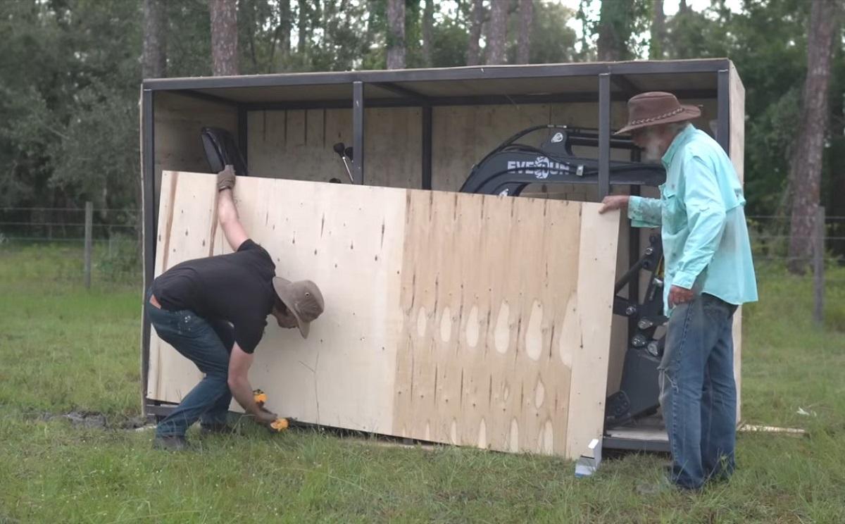 Американець купив дешевий китайський екскаватор і дуже здивувався тому, що отримав (відео)