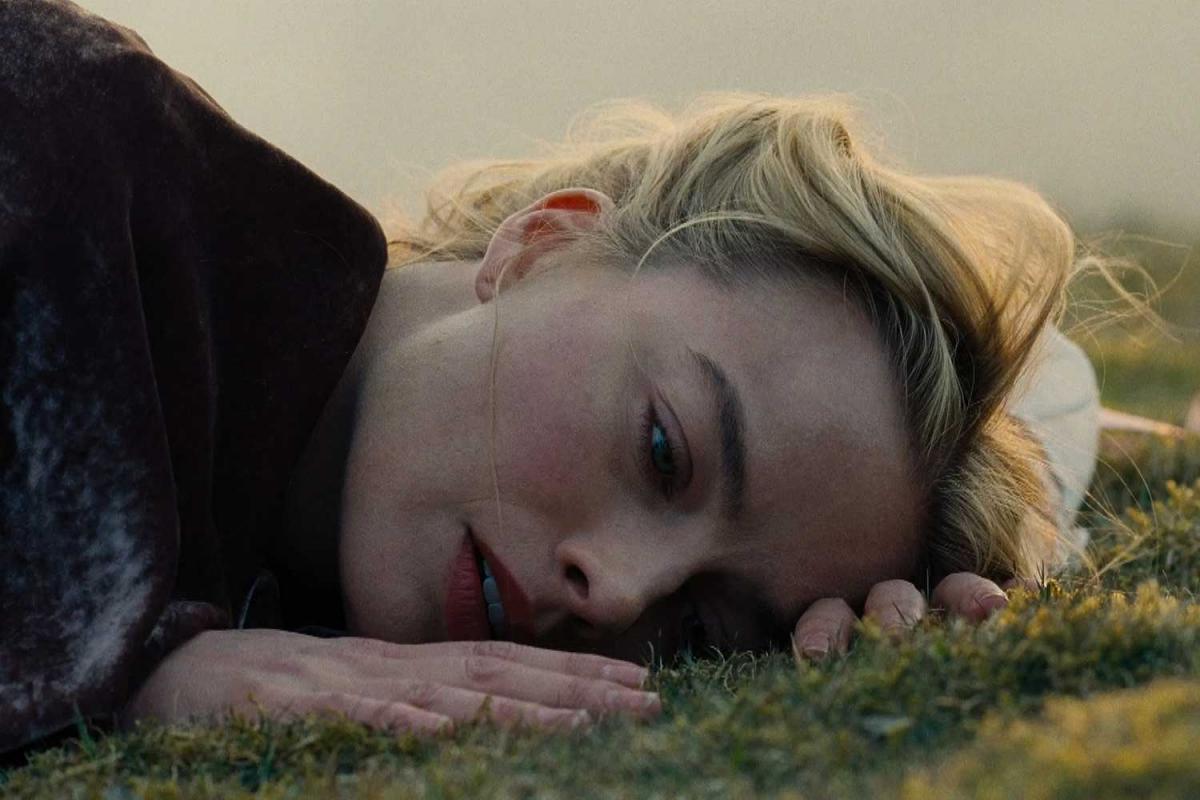 'Буремний перевал': огляд провокативної екранізації класики з Марго Роббі та Джейкобом Елорді