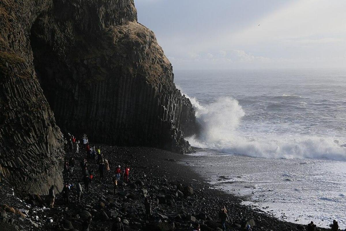 Прощавай, Рейнісф'яра: фотограф показав, як стихія змінила легендарний чорний пляж в Ісландії (відео) Прощавай, Рейнісф'яра: фотограф показав, як стихія змінила легендарний чорний пляж в Ісландії (відео)