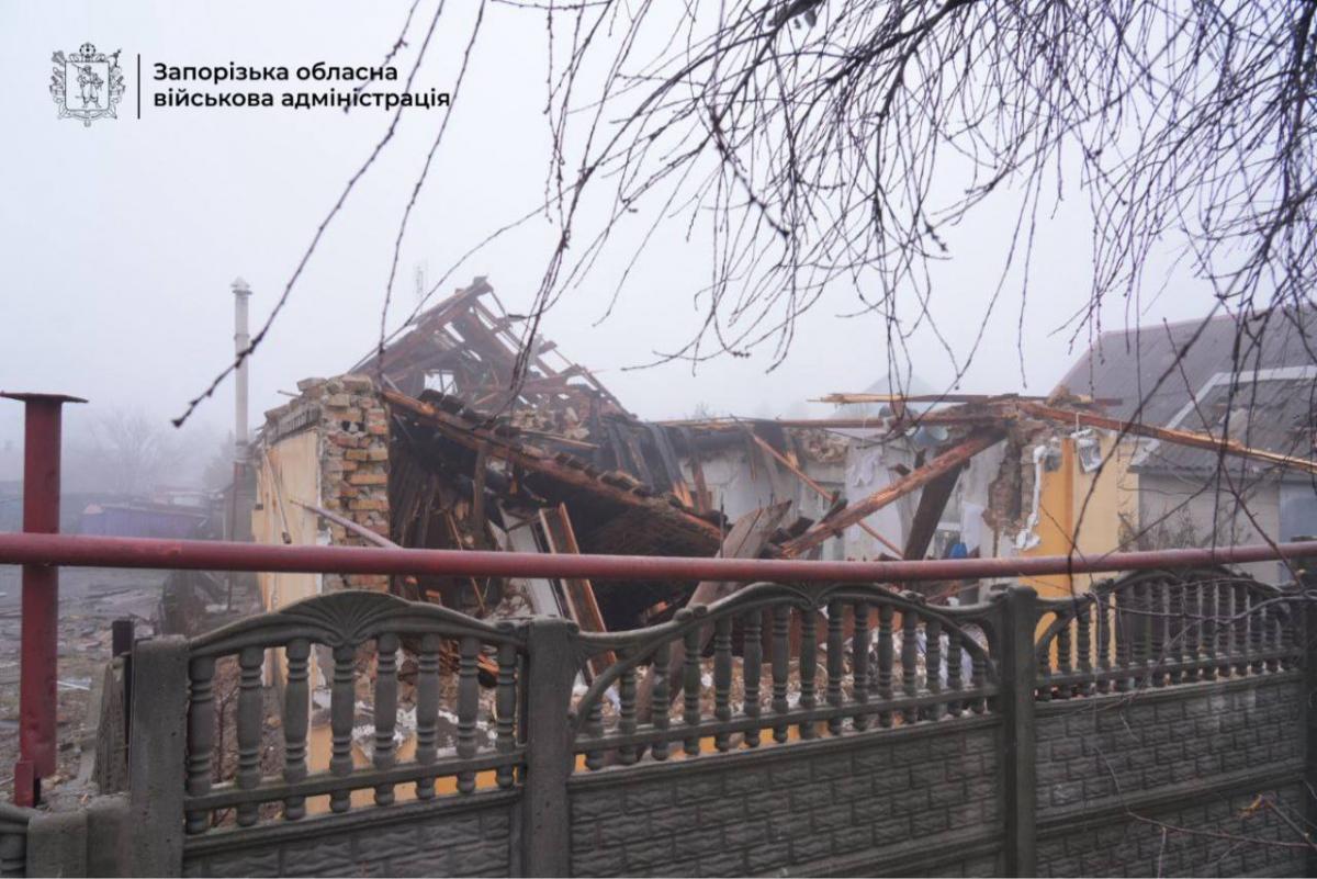 Армія РФ завдала удару по Запоріжжю: є поранені, зруйновані житлові будинки (фото) Армія РФ завдала удару по Запоріжжю: є поранені, зруйновані житлові будинки (фото)