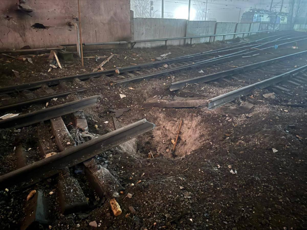 Росія масовано атакувала Одесу: на залізниці спалахнула масштабна пожежа, є руйнування