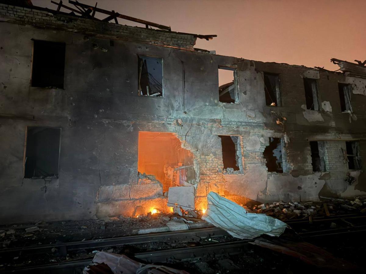 Росія масовано атакувала Одесу: на залізниці спалахнула масштабна пожежа, є руйнування