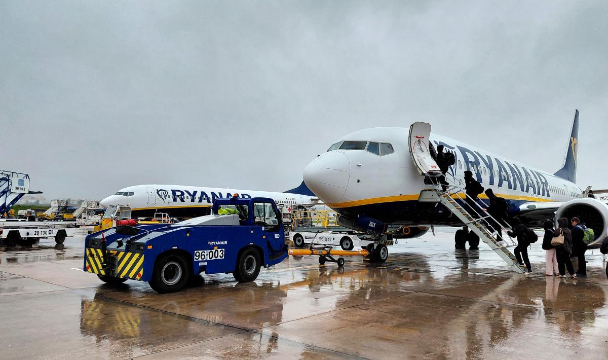 Ryanair заборонила пасажирам здавати в багаж валізи одного типу: про що йдеться