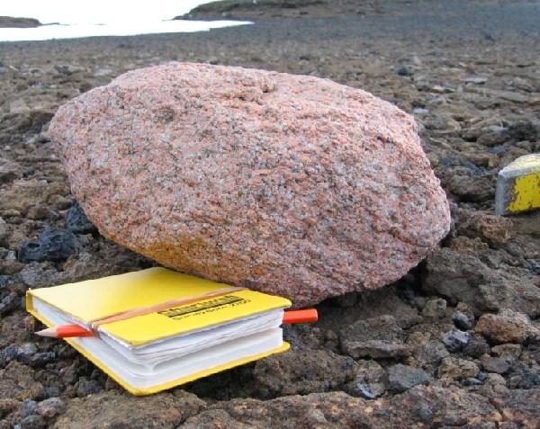 Вчені розкрили таємницю дивних рожевих каменів, знайдених в Антарктиді