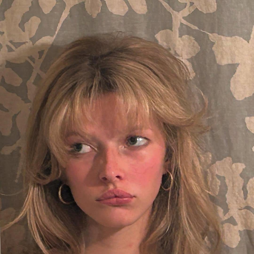 Донька Гвінет Пелтроу поскаржилася на проблеми зі шкірою: фото без макіяжу