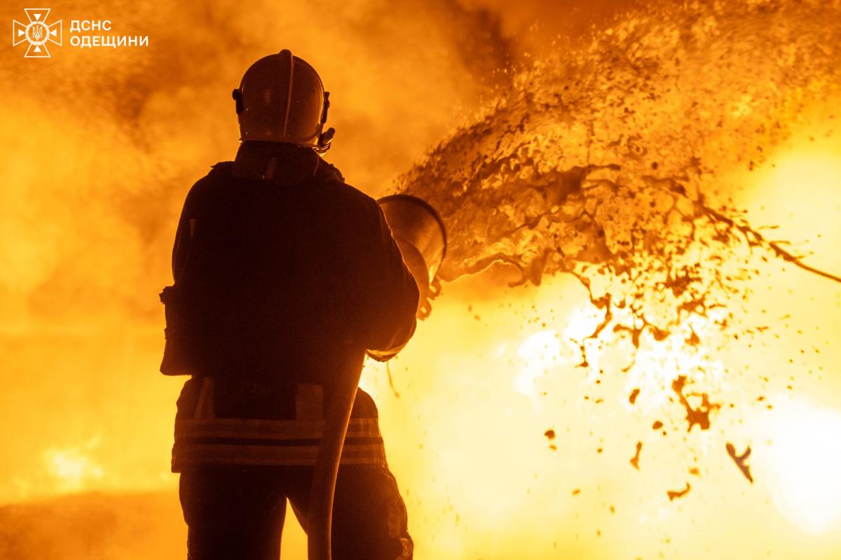 Ночные удары по Одессе: горели дом, авто, магазины, есть раненые люди (фото)