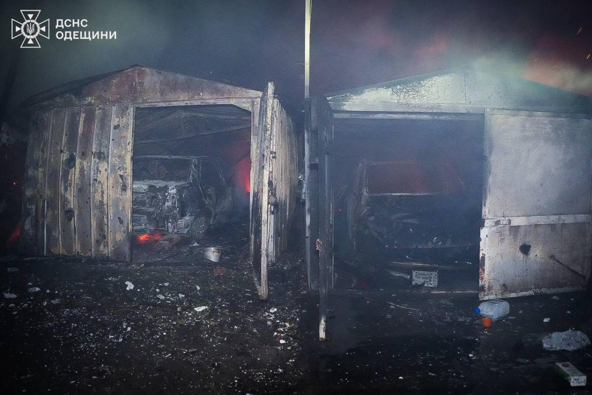 Ночные удары по Одессе: горели дом, авто, магазины, есть раненые люди (фото)