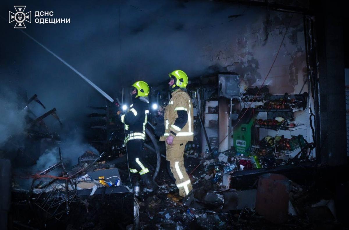 Нічні удари по Одесі: горіли будинок, авто, магазини, є поранені люди (фото)