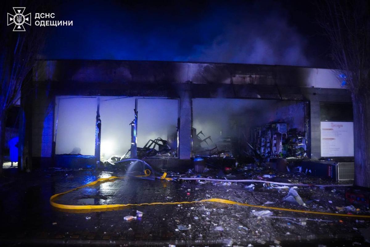 Нічні удари по Одесі: горіли будинок, авто, магазини, є поранені люди (фото)