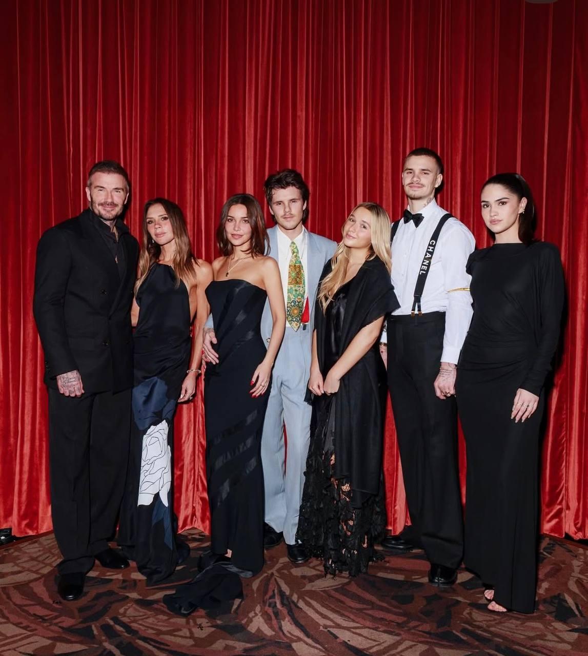 Вікторія Бекхем показала нове сімейне фото на тлі скандалу з сином