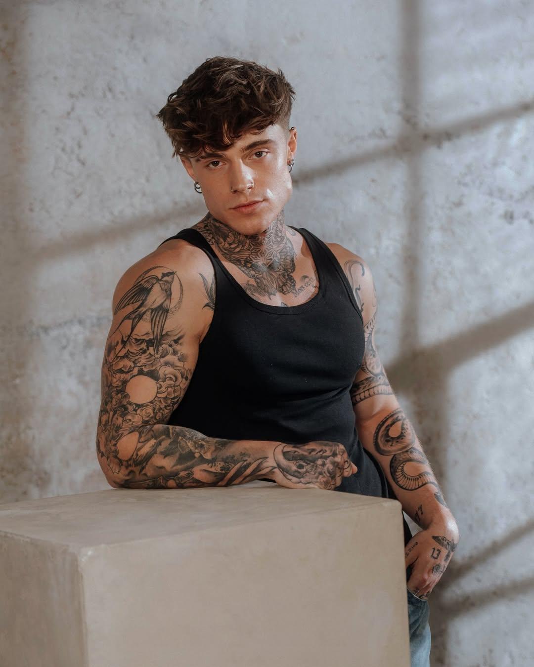 Українка одягнула улюбленого блогера росіянок у вишиванку: відео 'рве' соцмережі