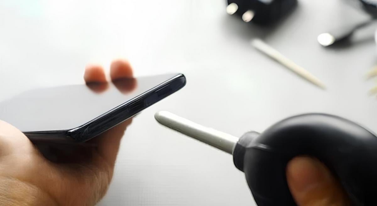 Генеральная уборка смартфона: как очистить экран, зарядный порт и мелкие детали Генеральная уборка смартфона: как очистить экран, зарядный порт и мелкие детали