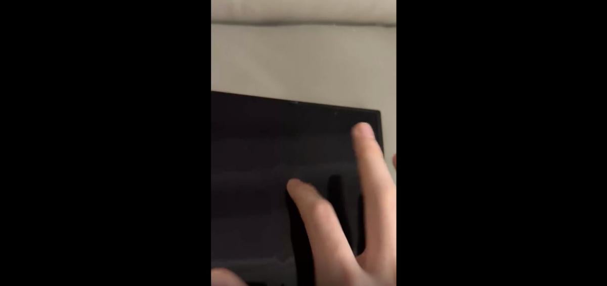 Власники нового смартфона Samsung за 3000 доларів скаржаться на зламаний екран