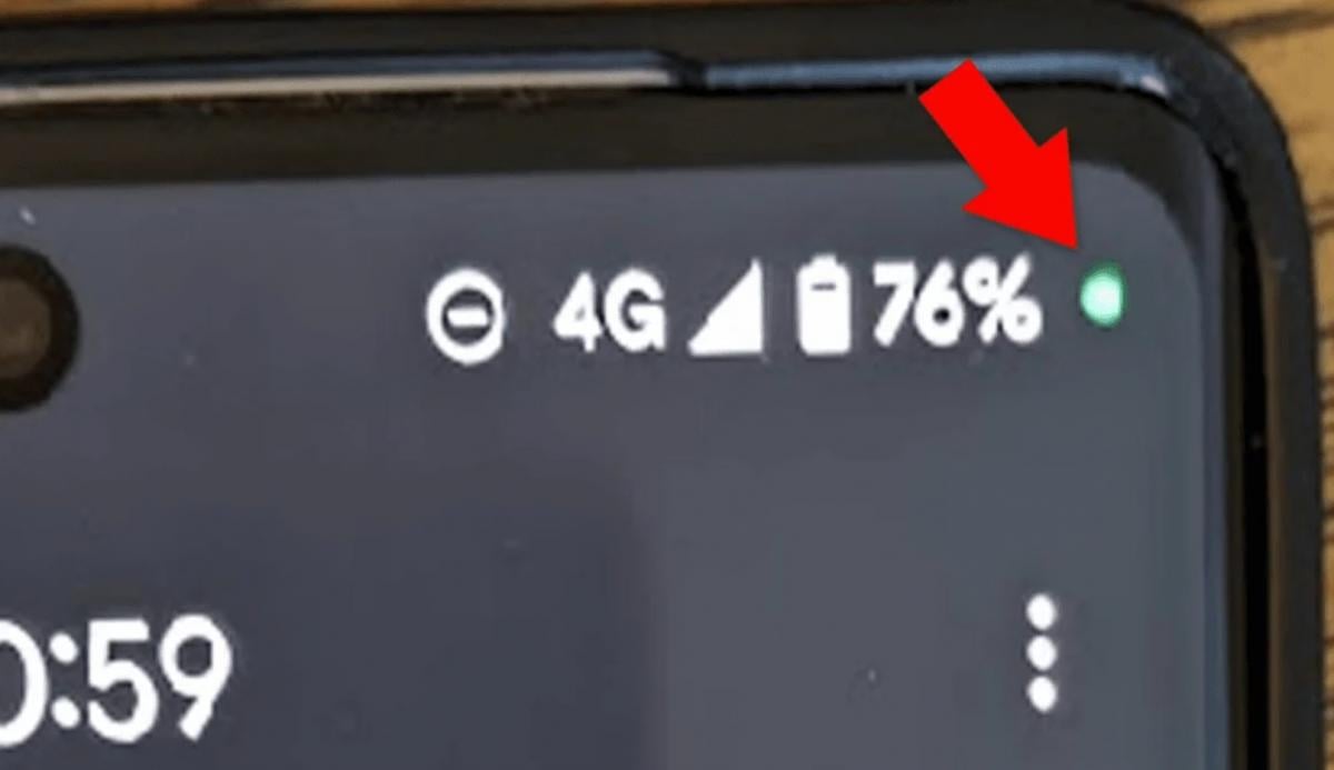 На екрані вашого смартфона раптом загорілася зелена точка: чи варто переживати