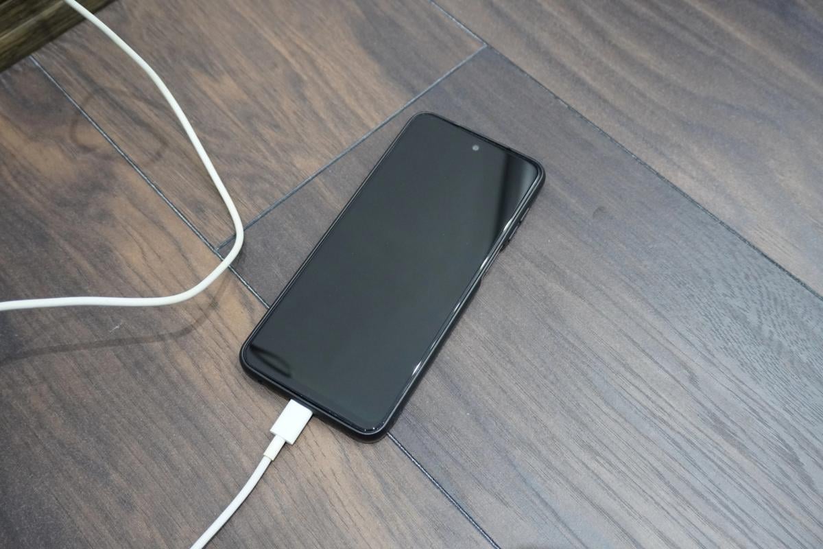 Мужчина бросил вечную привычку заряжать смартфон всю ночь: что это дало