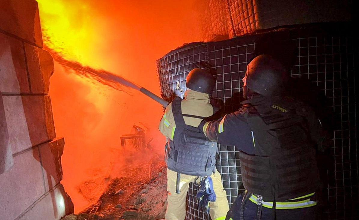 РФ ударила по объектам энергетики Одесской и Николаевской областей: возникли сильные пожары РФ ударила по объектам энергетики Одесской и Николаевской областей: возникли сильные пожары