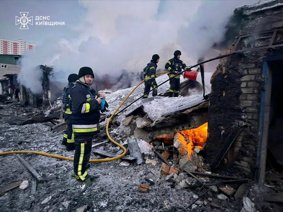 Россия массированно атаковала Киев и область: горят дома (видео) Россия массированно атаковала Киев и область: горят дома (видео)