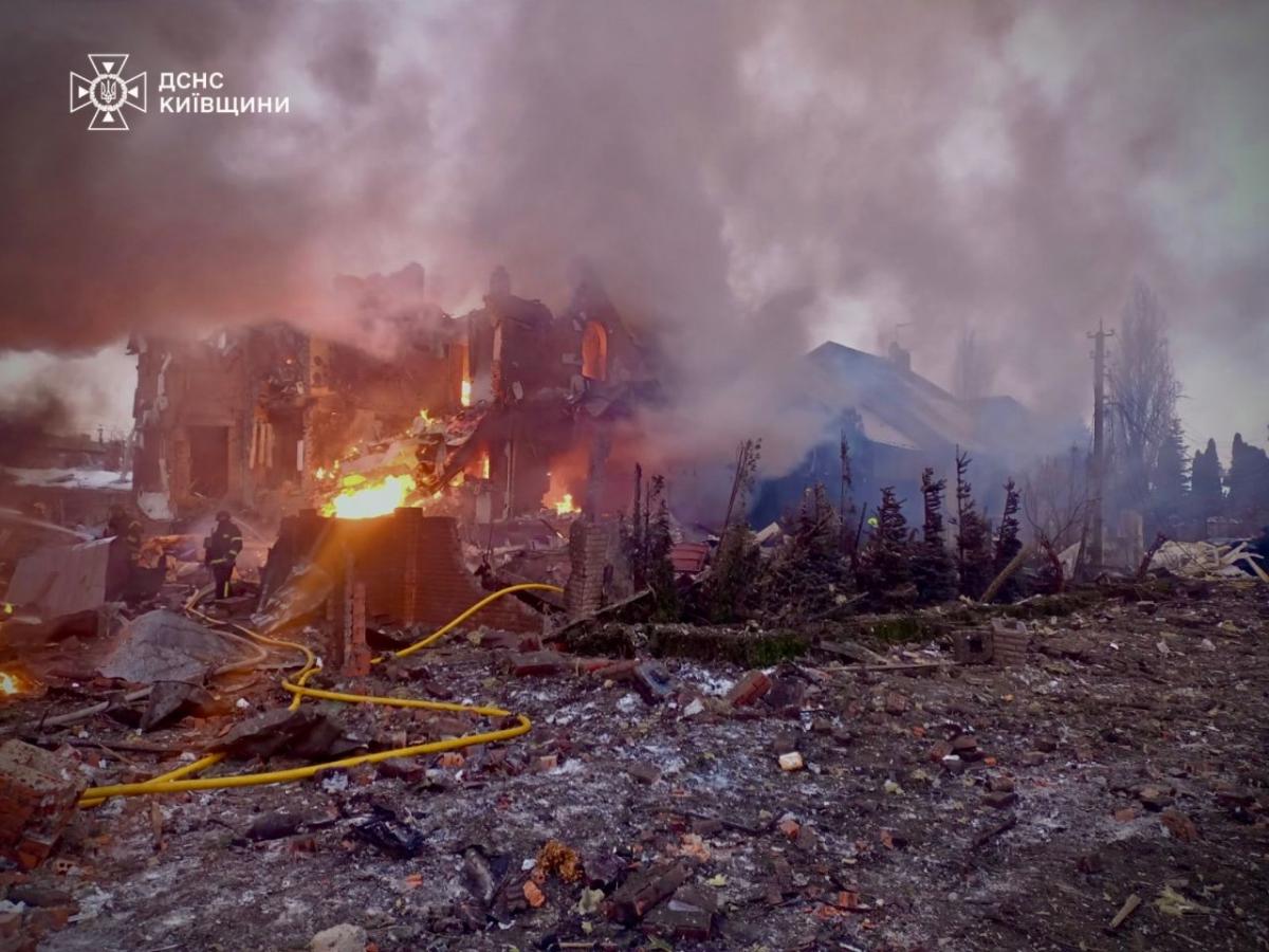 Россия массированно атаковала Киев и область: горят дома (видео) Россия массированно атаковала Киев и область: горят дома (видео)