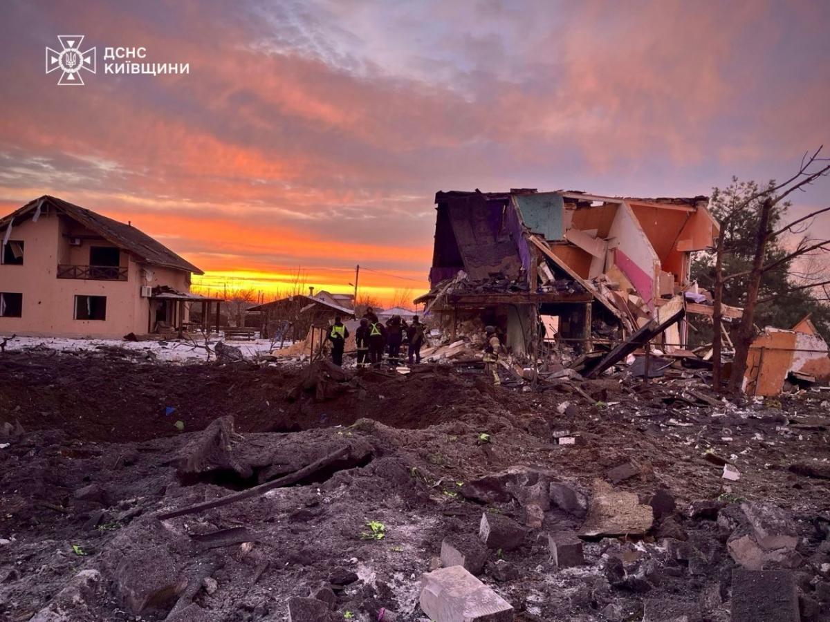 Россия массированно атаковала Киев и область: горят дома (видео) Россия массированно атаковала Киев и область: горят дома (видео)